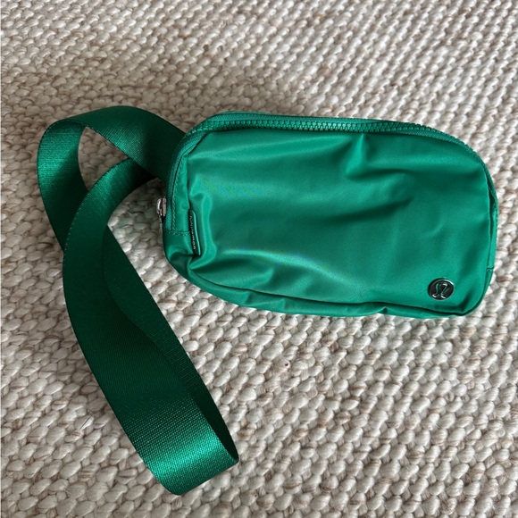 NWOT / Lululemon Emerald Ice Belt Bag 1L - Picture 2 of 8